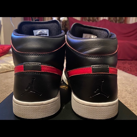 Jordan 1 mids black and red - Picture 3 of 7